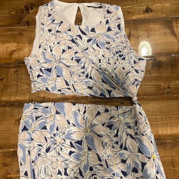 Lulu's Blue and White Floral Midi Dress - Picture 2 of 4